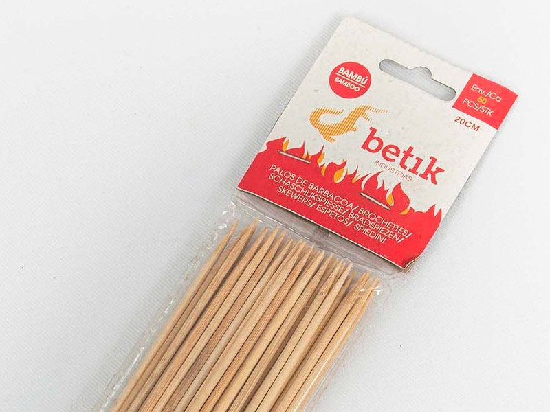 Brocheta de bambú