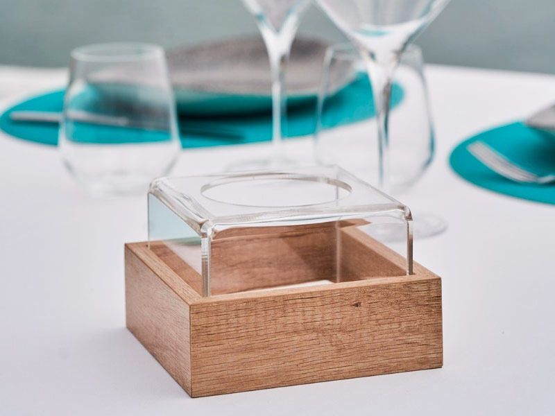 Servilletero de madera cerrado